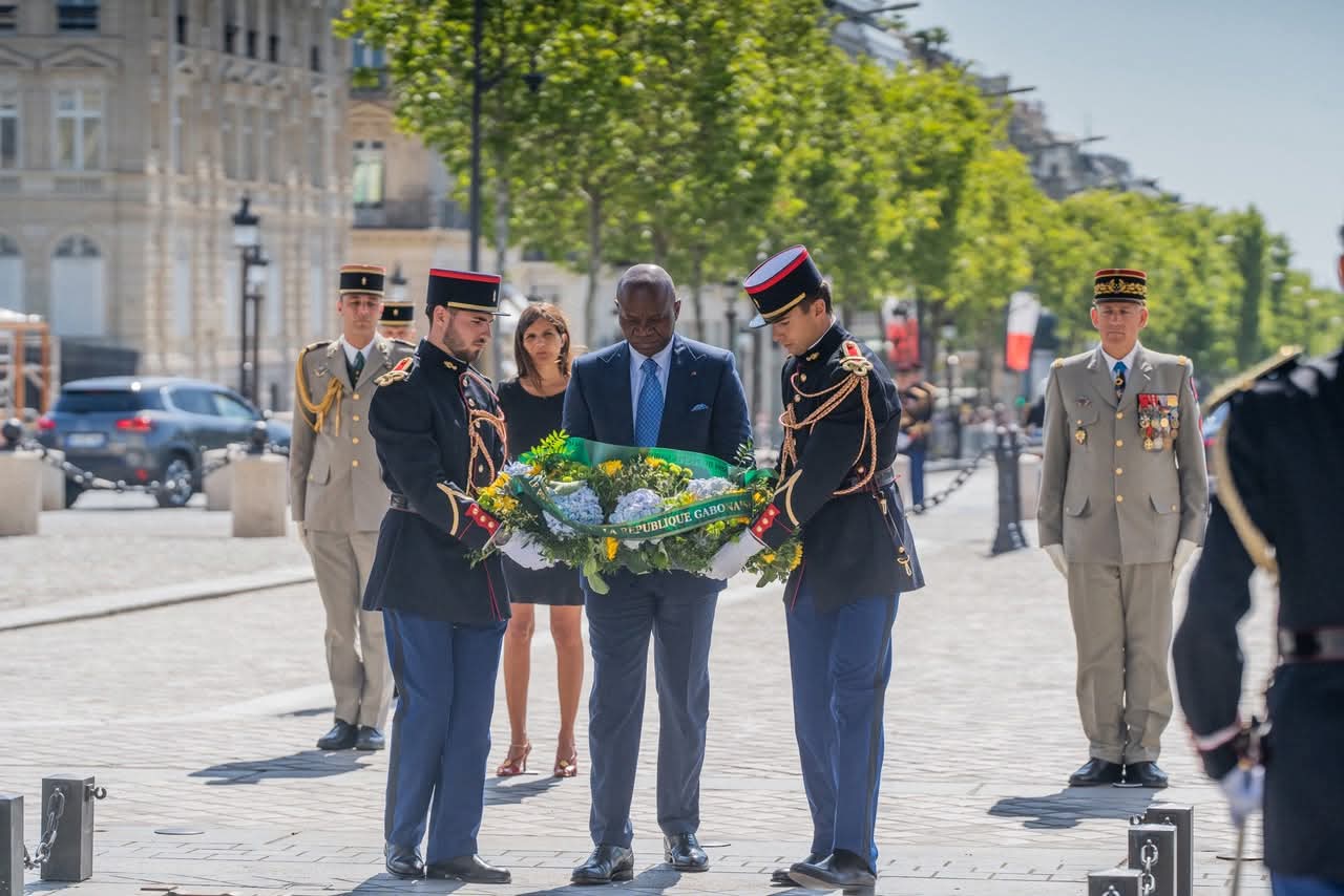 Le président de la République, S.E. Brice Clotaire Oligui Nguema lors de son passage au Mont-Valérien et l’Arc de Triomphe.