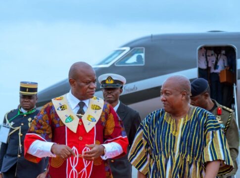 Le président Oligui Nguema lors de son arrivée au Ghana.