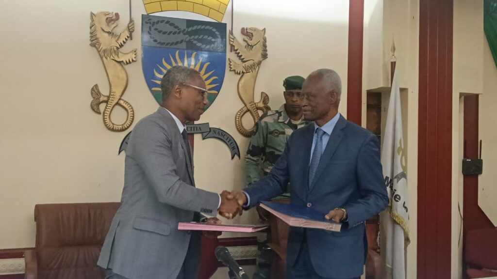 Village Culture Vacances : la mairie de Libreville et le ministère de la Jeunesse officialisent leur partenariat 1 Echange de parchemins entre le ministre et le maire de Libreville.