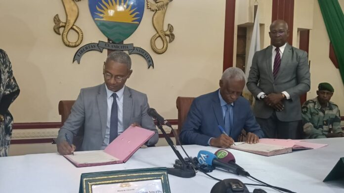 Moment de la signature de contrat entre Paul Kessany et Eugene Mba.