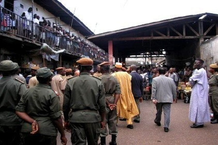 Cameroun : A la prison de New Bell, la musique comme passerelle vers la liberté 1 Entre surpopulation carcérale et créativité artistique, les prisonniers tentent de voir la vie autrement.