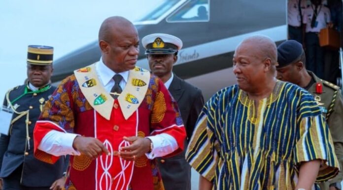 Le président Oligui Nguema lors de son arrivée au Ghana.