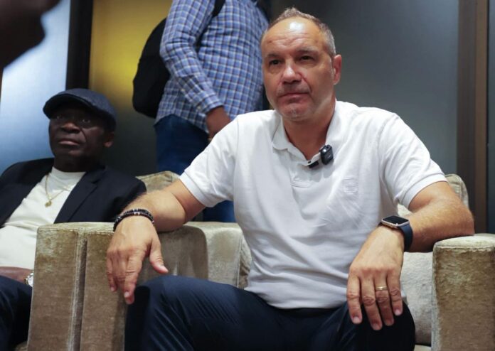 Le nouveau sélectionneur des panthères du Gabon, Sébastien Migné accompagné du président de la fegafoot, Pierre Alain Mounguegui à l'Aéroport international Léon MBA de Libreville.