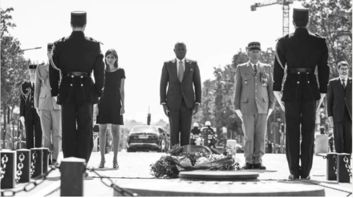 Le président Brice Clotaire Oligui Nguema devant la tombe du Soldat inconnu, sous l’Arc de triomphe, à Paris.