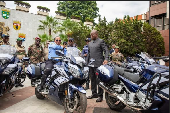 Le président Brice Clotaire Oligui Nguema lors de la cérémonie de remise de 37 motos aux Forces de Défense et de Sécurité, le samedi 25 juillet 2026.