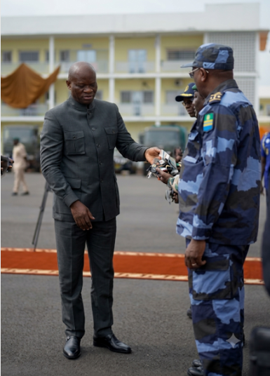 Le président de la République, Brice Clotaire Oligui Nguema, remettant symboliquement les clés des véhicules tactiques blindés aux différents commandants en chef des Forces de défense et de sécurité, ce lundi 27 juillet 2026, au camp Baraka, à Libreville