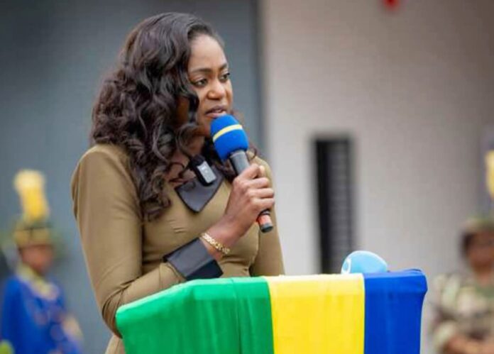 La DG de la BCEG, Daisy-Helen Eyang Ntoutoume Nguema, lors de l’inauguration de l’agence NIOVÉ à Makokou.