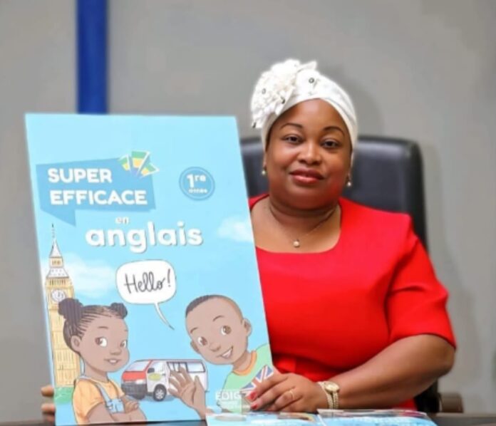 Camélia Ntoutoume Leclercq présentant le manuel d’anglais « Super-Efficace » destiné aux élèves de 1re année du primaire, le 20 août 2026 à Multipress Gabon.