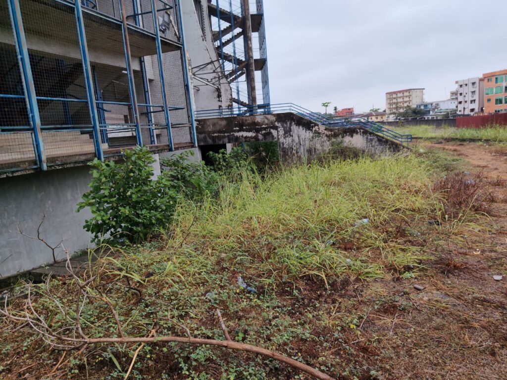 Gabon : Le Président Oligui Nguema va-t-il enfin s’attaquer au chantier abandonné du stade Omnisport Omar Bongo ? 1 Faute de gardiennage, les coursives désertes du Stade sont devenues un repaire pour la delinquance, au grand dam des rivériens.