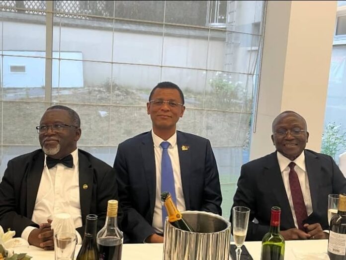 À l’occasion de la célébration de la 3ᵉ édition de la Fête de la Libération, à la Salle Léon-Mba à Paris, Alfred Nguia Banda (à l’extrême gauche) partage un moment de convivialité avec Son Excellence l’ambassadeur de Madagascar et Marcel Abéké.