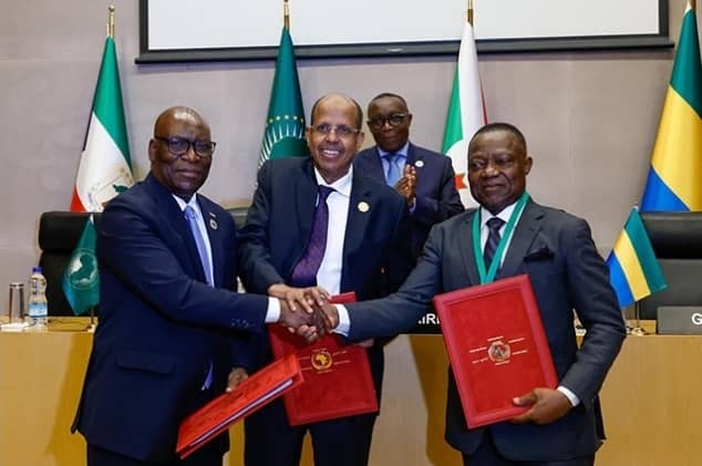 De gauche à droite : Simeón Oyono Esono Angüe, Mahmoud Ali Youssouf, président de la Commission de l’Union africaine, et Dieudonné Aba’a Owono, lors de la signature de l’accord relatif à la mise en œuvre de l’arrêt de la CIJ sur les îles Mbanié, Cocotiers et Conga, à Addis-Abeba, le 28 juillet 2026.