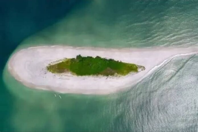 Une vue aérienne de l'île Mbanié