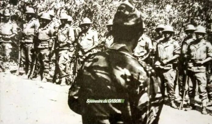 Visite du Président Omar Bongo Ondimba au détachement de gendarmes Gabonais, arrivé quelques jours plus tôt sur l'île Mbanié, le 1er Septembre 1972.