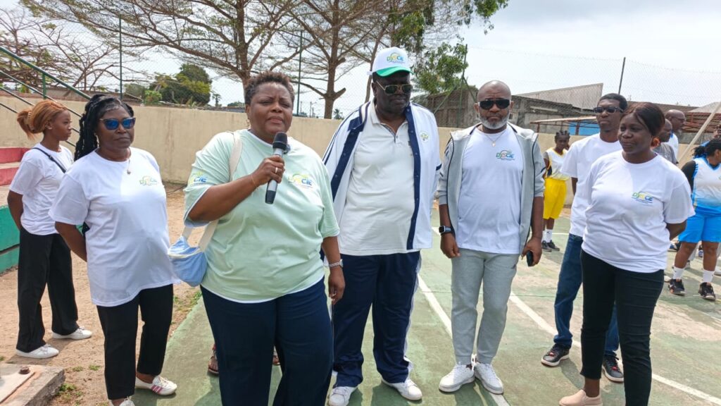 Gabon : Isabelle Essonghé célèbre, à Port-Gentil, les anciennes gloires à travers la première édition du Tournoi des vétérans du sport 1 Isabelle Essonghé saluant les joueurs avant le coup d'envoi.