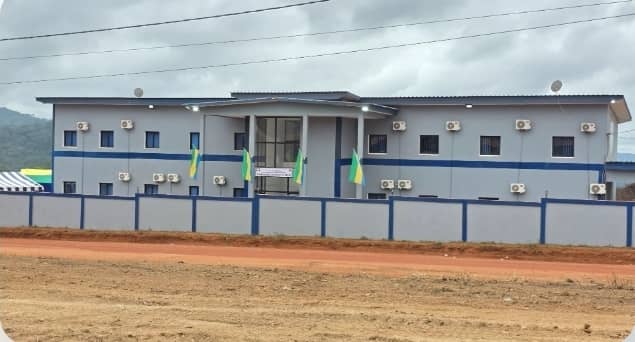 Le nouveau commissariat de Booué, fraîchement inauguré ce 28 aout 2026, arbore ses couleurs et sa façade moderne.