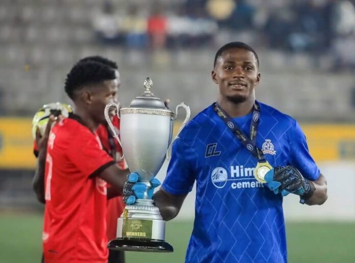 Loyce Mbaba avec le rophée de champion d'Ouganda.