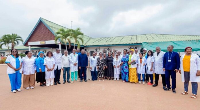Photo de famille après l'inauguration de l’hôpital de Makokou.