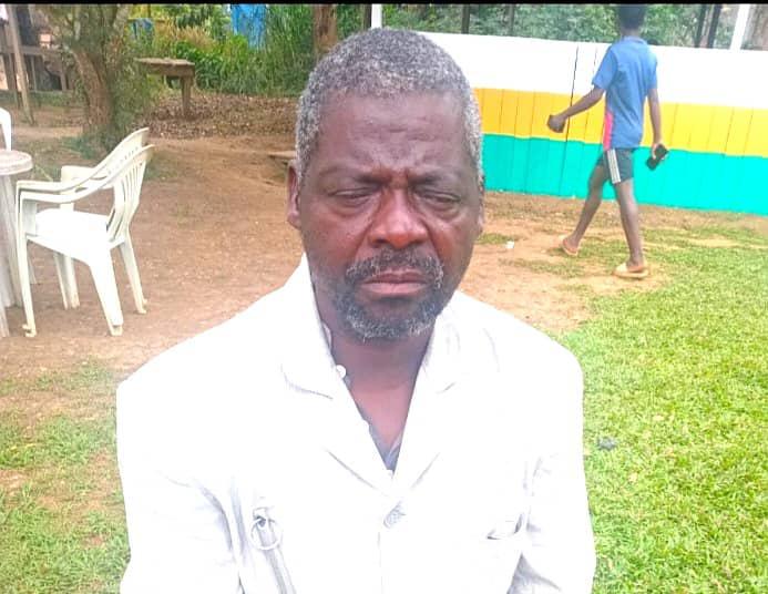 Nkele Jean-Baptiste, 65 ans, malvoyant: « Je nourris mes enfants avec mon marteau. »