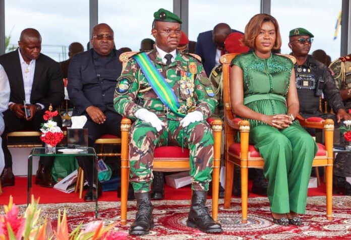 Le président Brice Oligui Nguema accompagné de son épouse Zita Oligui Nguema lors du défilé à Makokou.