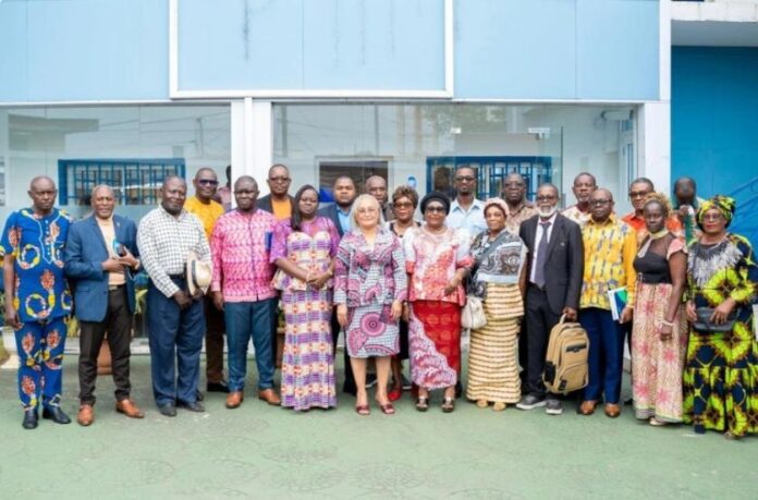 Photo de famille à l'issue de la rencontre entre la ministre du Travail, du Plein-Emploi, du Dialogue social et de la Formation professionnelle, Jacqueline Ilogue-Bignoumba et les partenaires sociaux pour préparer la suite du processus.