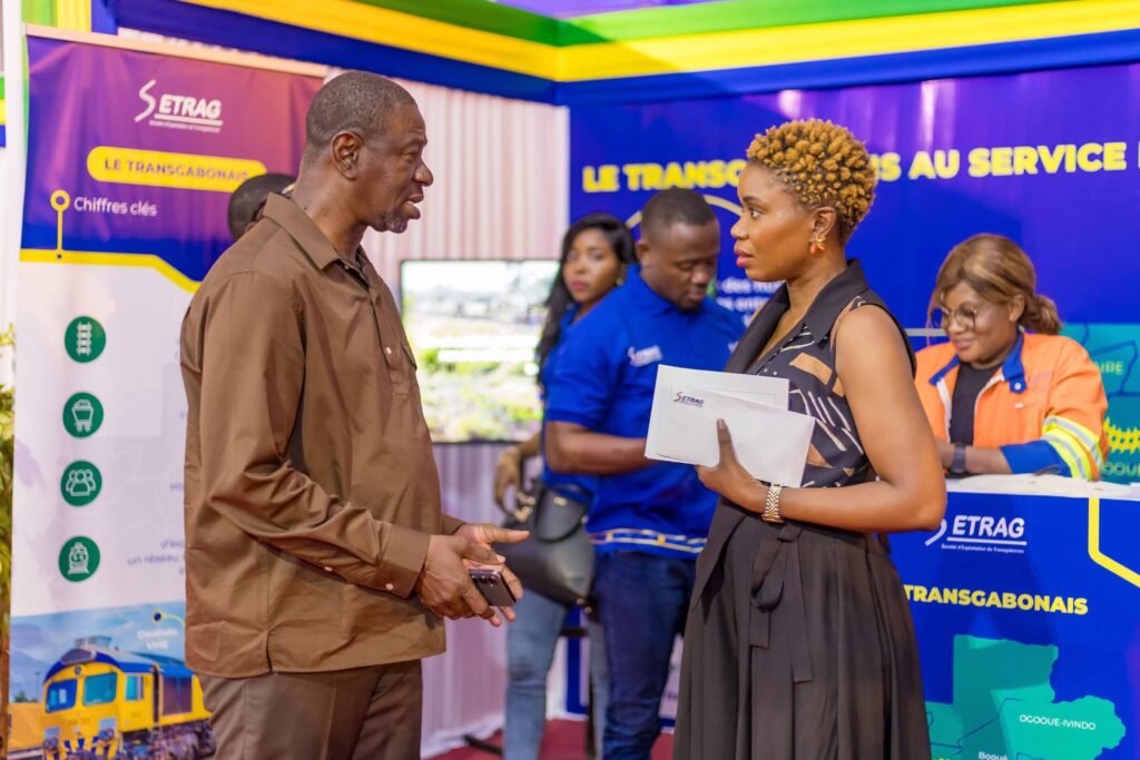 Gabon : À la Foire de l’Indépendance, la SETRAG installe le Transgabonais au cœur du moteur économique 1 Les visiteurs découvrent les services et les métiers qui font vivre quotidiennement le Transgabonais.