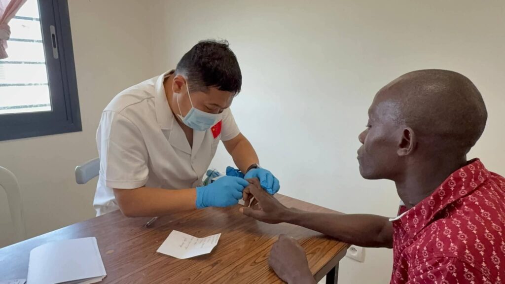 Gabon : La Mission médicale chinoise au chevet des populations du Haut-Ogooué 1 Un habitant du Haut-Ogooué reçu en consultation par un médecin de la Mission médicale chinoise lors de la caravane médicale.