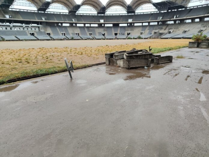 Une vue de la façade du stade.