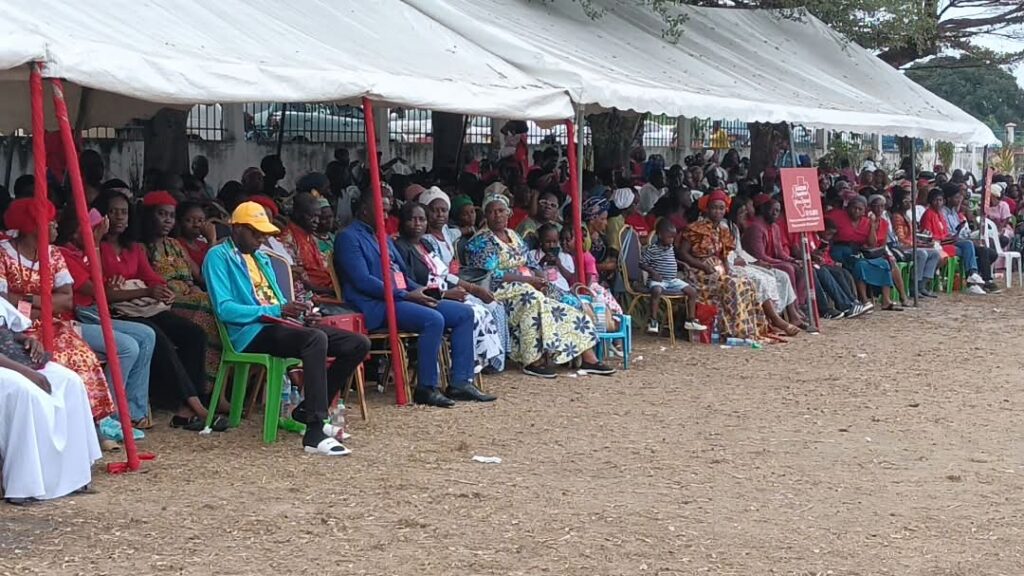 Gabon : trois ans après le coup de la Libération, le pasteur Georges Bruno Ngoussi appelle à l’union entre le pouvoir et la foi 2 Une vue des fidèles venus nombreux.