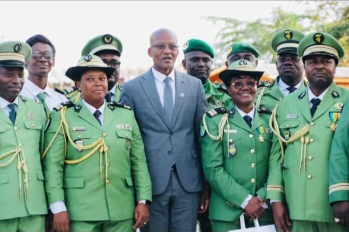 Le ministre Maurice Ntossui Allogo entouré des agents des Eaux et Forêts.