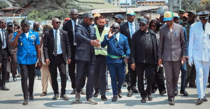 Le président Oligui Nguema accompagné des autorités dont les maires de Libreville et celui du 6e arrondissement.