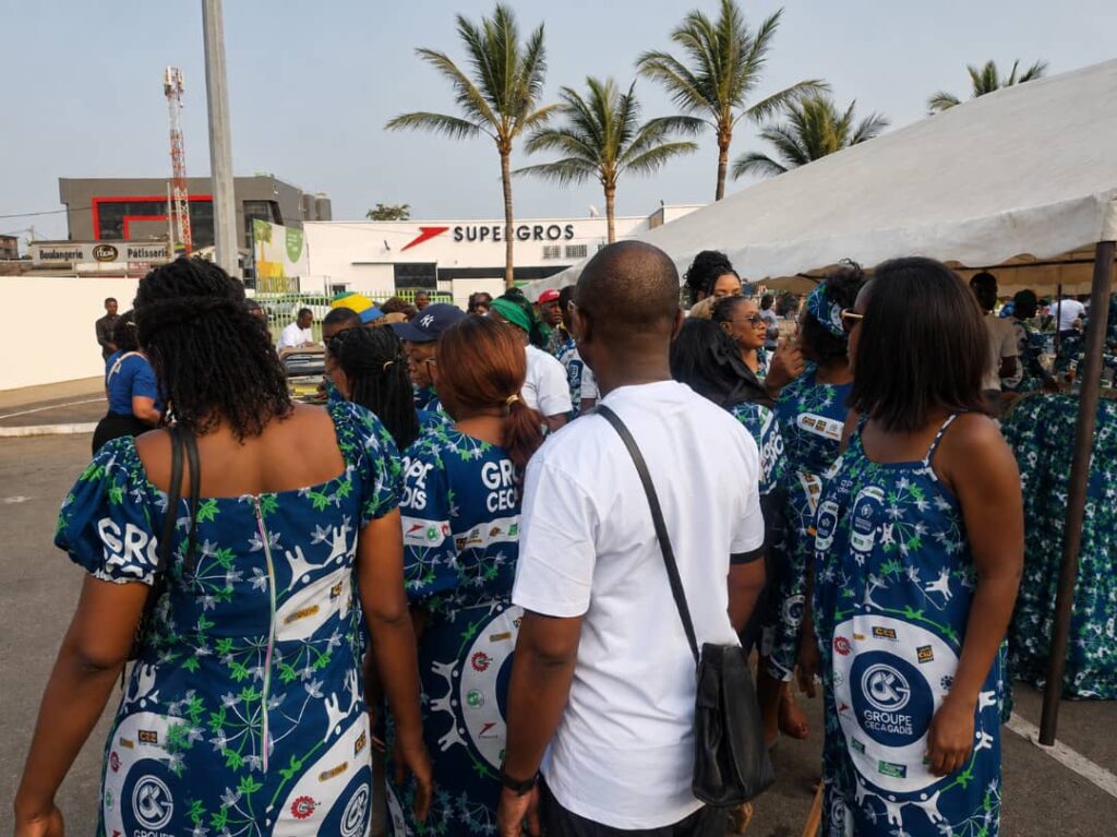 Gabon : Chez Ceca-Gadis, un 17 août sous le signe de la résilience et du sursaut collectif 1 Vêtus du pagne estampillé CECA-GADIS, les employés ont célébré la fête nationale dans une ambiance conviviale.