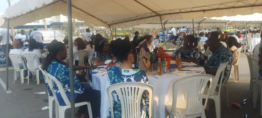 Gabon : Chez Ceca-Gadis, un 17 août sous le signe de la résilience et du sursaut collectif 2 Autour du repas, les collaborateurs ont marqué la fête nationale sous le signe de la convivialité et de l’unité.