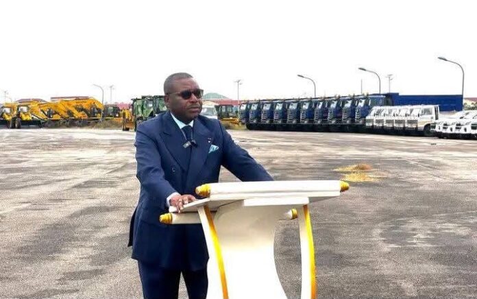 Le ministre Edgard MOUKOUMBI lors de la réception des équipements destinés au chantier.