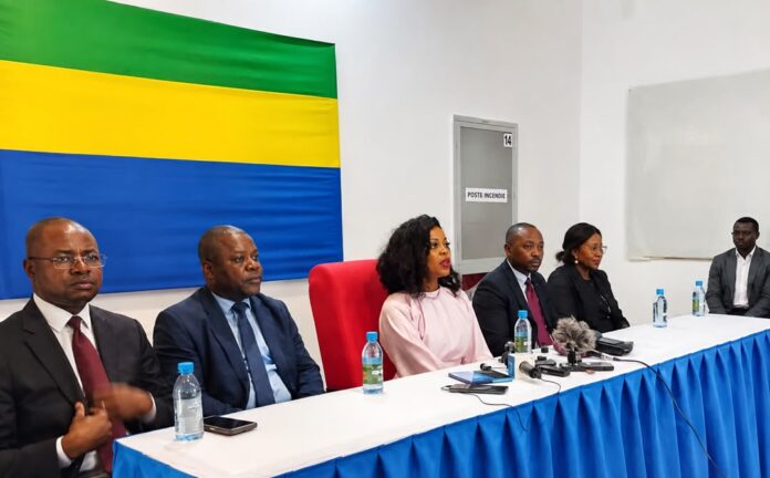 La ministre Zenaba Gninga Chaning et ses collaborateurs, ce mercredi 12 août au stade d’Agondjé, pour la conférence de presse de lancement de la foire.