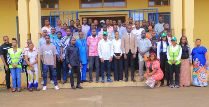 Photo de famille à l’issue de la session de sensibilisation à Mouanda