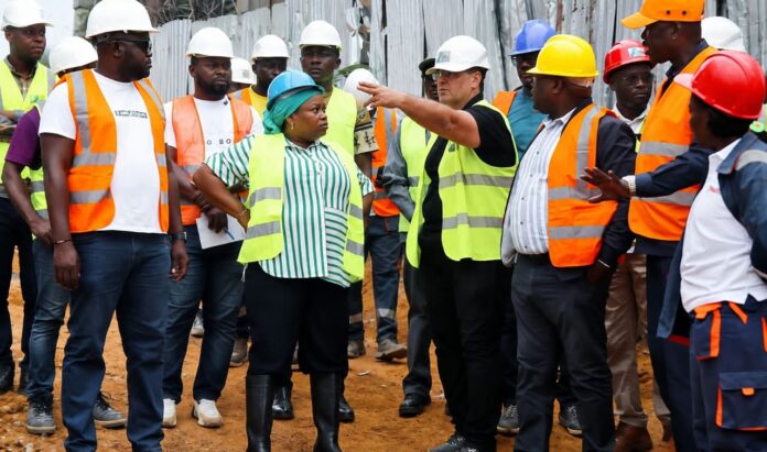 Camélia Ntoutoume sur les chantiers d'Akébé 2 et d'Ondogo.