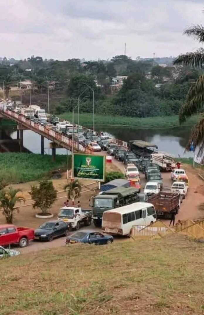 Makokou : embouteillage sur le pont de l'Ivindo, qui illustre la difficulté de se déplacer en cette période de Fête de la Libération.