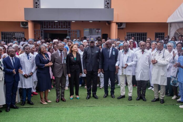 Photo de famille à l'issue de l'inauguration entre le président Oligui Nguema et les spécialistes de la santé.