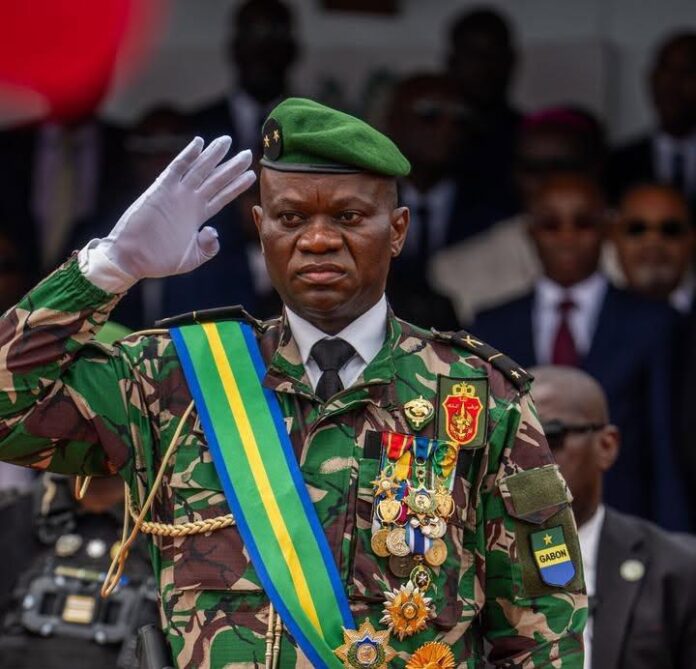 Brice Oligui Nguema lors du défilé du 30 août à Makokou.