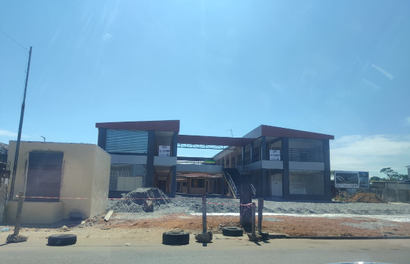 Le chantier d'un centre commercial à Oloumi, à quelques mètres des locaux de la DGDI.