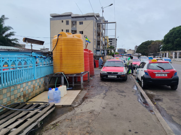 Photo du forage installé sur le trottoir du quartier Likouala, face au Stade Omnisports, dans le 3e arrondissement de Libreville : une eau vendue à la population, mais est-elle potable ?