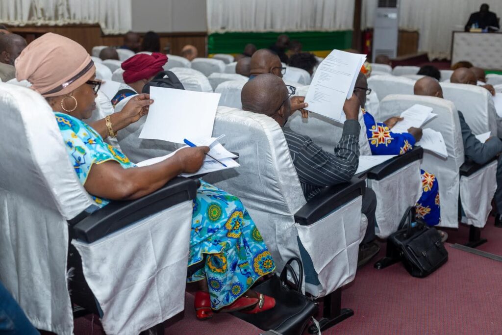 Gabon : Le CESEC s'attaque aux fractures foncières et sanitaires, le défi de l'impact réel 1 Les conseillers membres du CESEC réunis en séance plénière pour examiner les projets d’avis.
