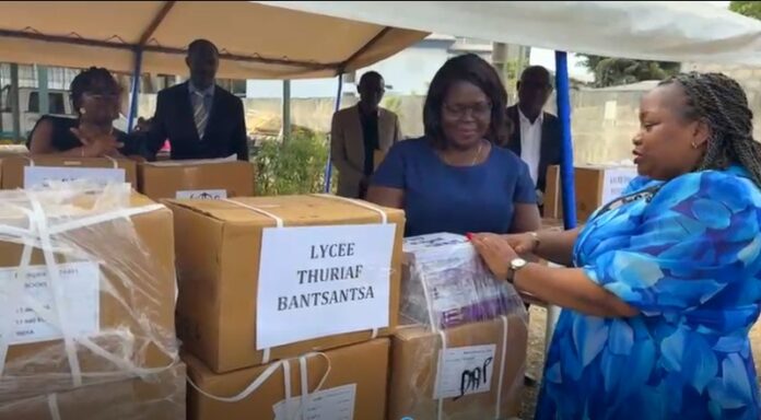 La ministre d'État, ministre de l'éducation nationale, Camélia Ntoutoume Leclercq remettant les manuels scolaires et les outils numériques aux établissements de l'Ogooué-Maritime.