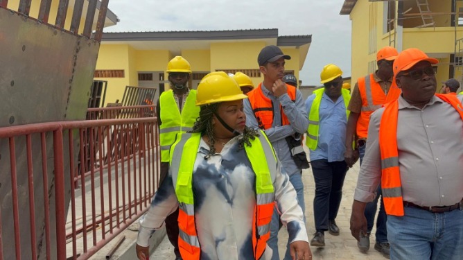 La ministre d'État Camélia Ntoutoume Leclercq, casque de chantier sur la tête, en visite sur l'un des sites scolaires en construction à Port-Gentil.