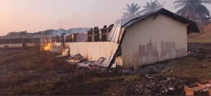 Ce qui reste du bâtiment après le violent incendie