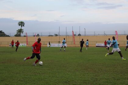 Gabon : A la finale du Corporate Championship 2026, l’AS Trésor dicte sa loi, le Ministère des Sports s’effondre 1 Le ministre Paul Kessany (en rouge) lors du match.