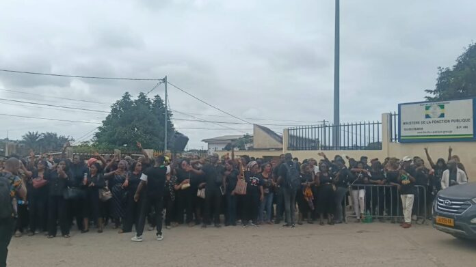 Les membres du MNVG devant le ministere de la Fonction publique ce matin.