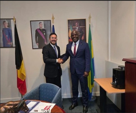 À Bruxelles, S.E.M. Regis Immongault et Roberto DE PRIMIS scellent une première prise de contact autour du renforcement des échanges entre le Gabon et les réseaux de la Francophonie économique.