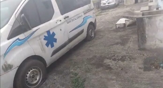 Cette ambulance du Samu Social de Franceville, visiblement hors service, symbolise les questions qui entourent la gestion du Dr Yaba.