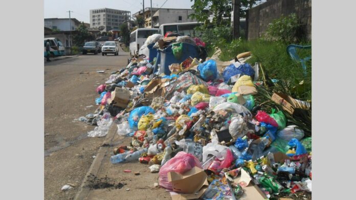Une vue d'une poubelle débordante à Libreville.